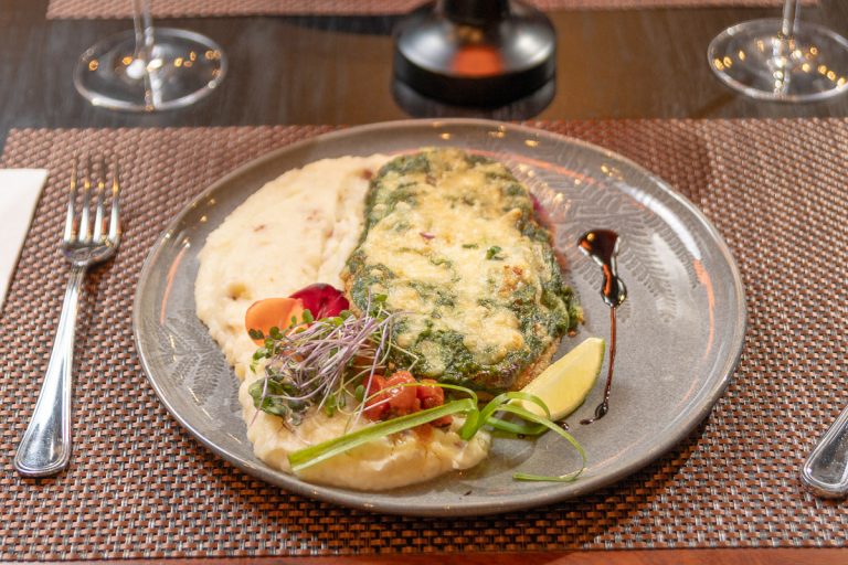 Milanesa Fiorentina: Milanesa crocante de ave gratinada con crema de espinacas, acompañada de puré de papas con panceta.