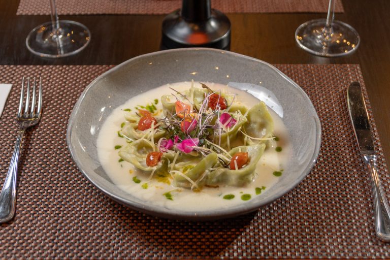 Cappelletti de Ricota: Pasta rellena de ricota y tomate seco, en suave crema de vino blanco y salvia.