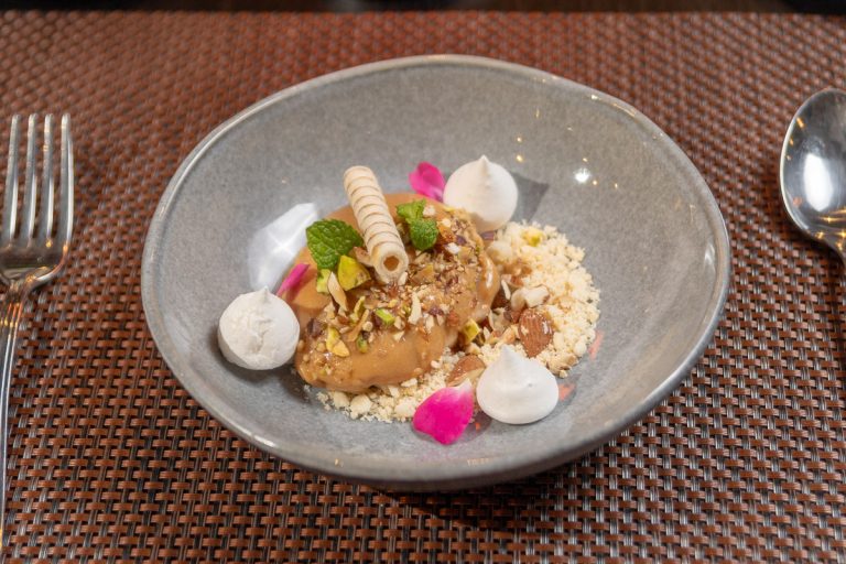 Mousse de dulce de leche: Suave mousse de dulce de leche con crema y yema de huevo y crocante de frutos secos.