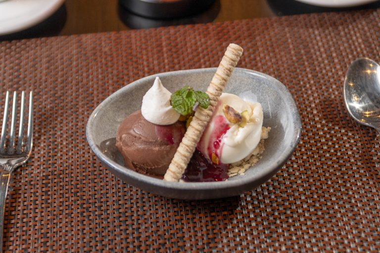 Copa helada: Cremosa bocha helada de chocolate y americana con cuolis de frutos rojos y crocante.