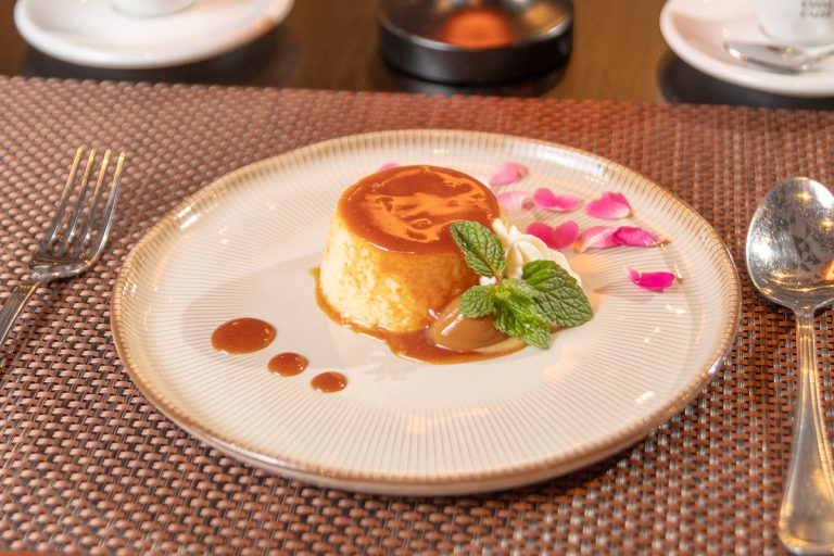 Flan de leche: Flan de leche
Clásica leche asada al horno, toque de dulce de leche y crema batida.